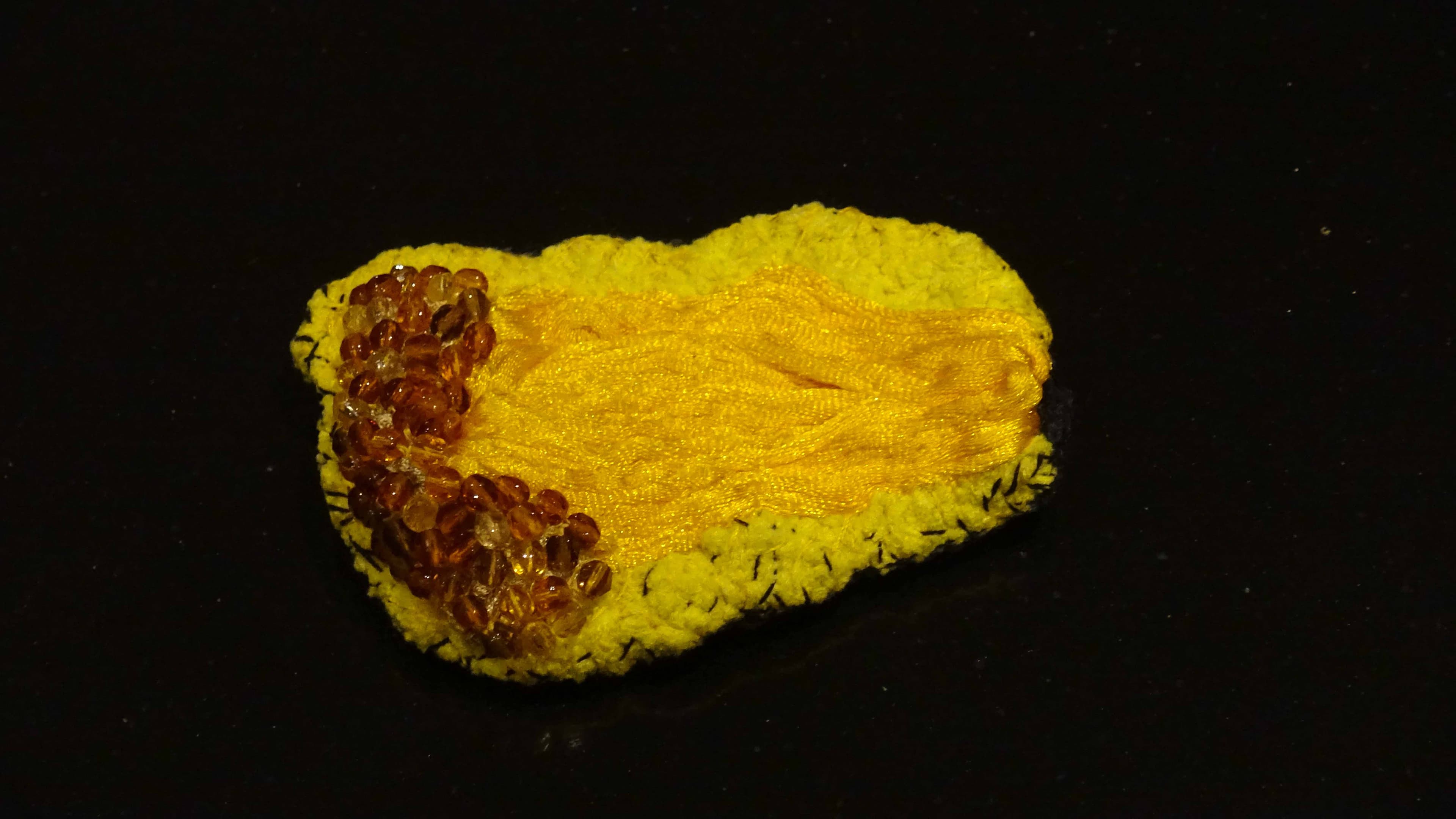 Broche geel